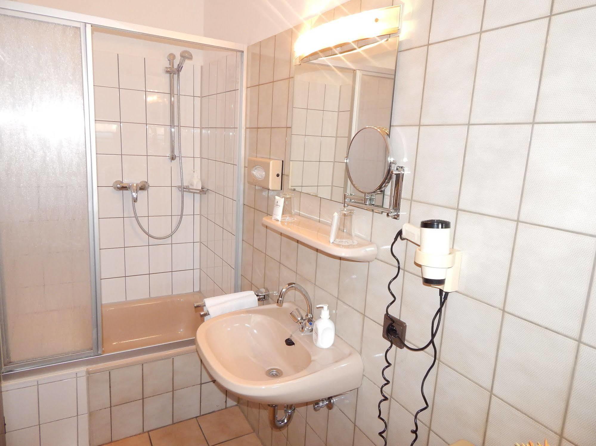 Airport Fashion Hotel Dusseldorf Ngoại thất bức ảnh